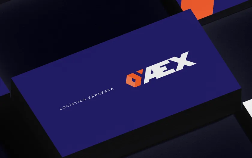 Cartão de visita da AEX Logística Expressa em azul-marinho, com o símbolo laranja e o logotipo branco, sobre uma pilha de cartões escuros