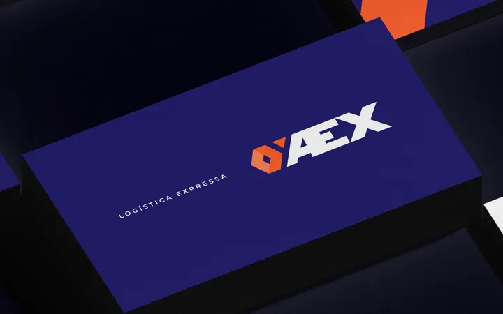 Cartão de visita da AEX Logística Expressa em azul-marinho, com o símbolo laranja e o logotipo branco, sobre uma pilha de cartões escuros