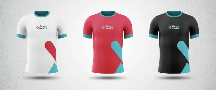 Três camisetas esportivas, uma branca, uma vermelha e uma preta, com o logotipo da Fun For Health no peito e formas em vermelho e azul-claro na barra