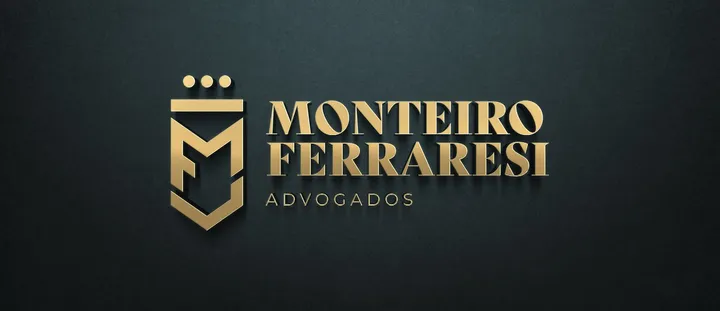 Logotipo de Monteiro Ferraresi Advogados em dourado, com um escudo com as letras MF e uma coroa de três pontos, sobre uma parede verde-escura