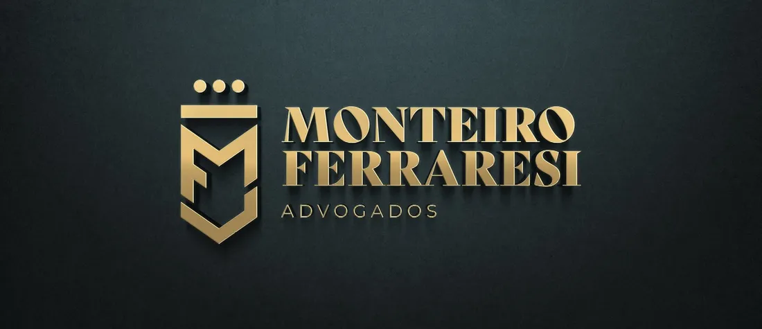 Logotipo de Monteiro Ferraresi Advogados em dourado, com um escudo com as letras MF e uma coroa de três pontos, sobre uma parede verde-escura