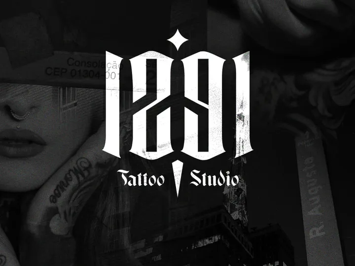 Logotipo do 1291 Tattoo Studio em letras góticas brancas, com uma estrela no alto e um punhal entre as palavras Tattoo e Studio, sobre colagem em preto e branco