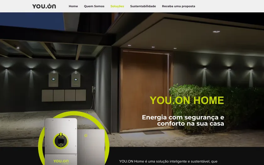 Primeira tela da página YOU.ON Home: a fachada de uma casa à noite, o título YOU.ON Home e o inversor da marca dentro de um círculo verde-limão